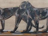 une peinture représentant deux lions sur la façade d'un immeuble