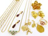 divers bijoux en or et en argent, notamment des bagues, des colliers, des boucles d'oreilles et des bagues