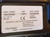 un gros plan de la plaque d'immatriculation à l'arrière d'une voiture