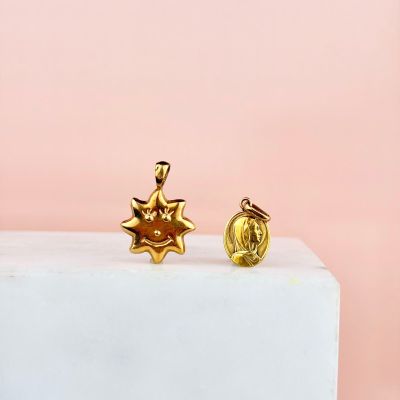 une paire de boucles d'oreilles en or ornées d'une étoile