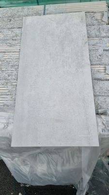 un tas de blocs de marbre blanc sur une palette