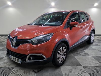 une voiture rouge garée sur le sol en damier d'un garage