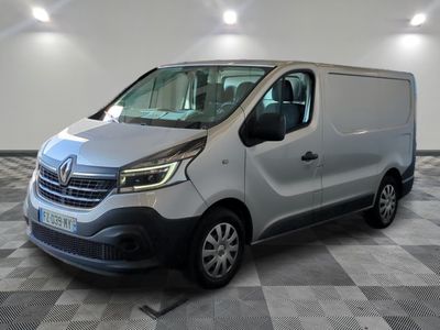 la camionnette argentée est garée sur le sol à carreaux d'une pièce