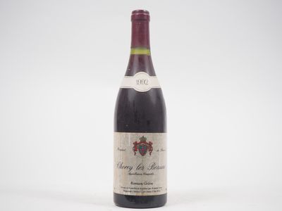 une bouteille de vin rouge posée sur une table blanche