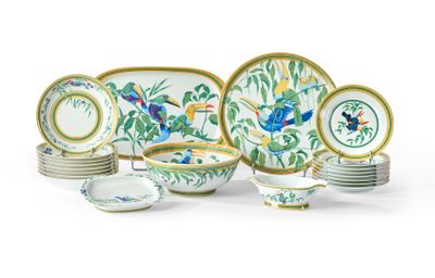 un ensemble d'assiettes et de bols décorés de fleurs