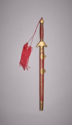 une vieille épée chinoise à l'extrémité de laquelle pend un pompon rouge