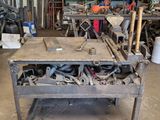 un établi avec de nombreux outils