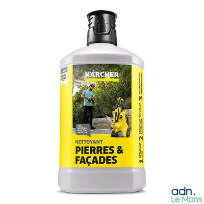 un gros plan d'un flacon de produit nettoyant sur fond blanc