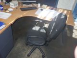 un bureau avec une chaise et un ordinateur dessus