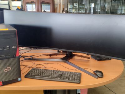 un ordinateur de bureau posé sur une table avec un clavier et une souris