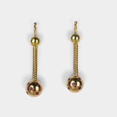 deux paires de boucles d'oreilles en or ornées de pierres roses