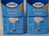 deux paquets de culottes de protection Tena posés sur une table