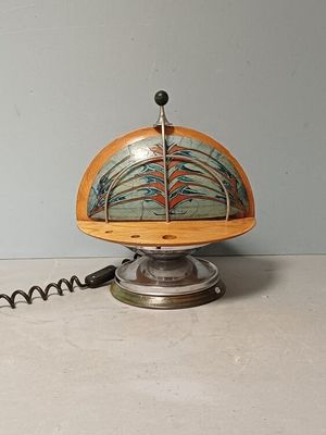 une horloge posée sur une table à côté d'un tire-bouchon