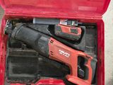 une image représentant une boîte à outils rouge contenant des outils et une paire de chaussures marron