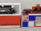 deux petits trains miniatures exposés dans une boîte