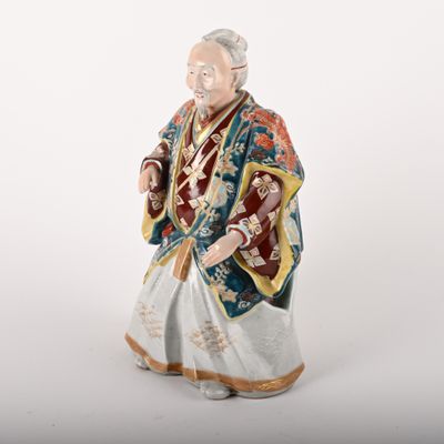 figurine représentant un vieil homme vêtu d'un kimono