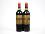 deux bouteilles de vin rouge posées l'une à côté de l'autre sur une surface blanche