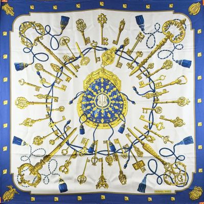une écharpe bleue et dorée ornée de clés