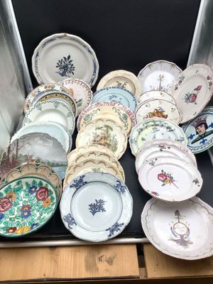 un grand nombre d'assiettes posées sur une table