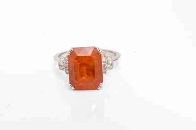 une bague en saphir orange et diamants