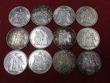 six types différents de pièces d'argent sur un fond rouge