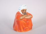 une figurine représentant un homme coiffé d'un turban