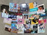 de nombreuses affiches posées par terre dans une pièce