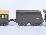 deux petits trains assis côte à côte sur une surface blanche