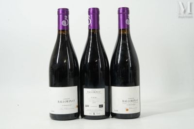 trois bouteilles de vin posées l'une à côté de l'autre sur une table