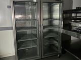 deux réfrigérateurs ouverts dans une cuisine