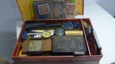 une boîte en bois remplie d'objets assortis sur une table