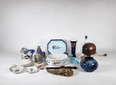 un grand nombre d'objets posés sur une table
