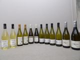 plusieurs bouteilles de vin alignées sur une table