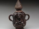 une image représentant un vase marron orné d'un visage