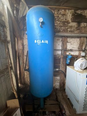 un grand réservoir bleu posé dans un coin d'une pièce