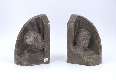 une paire de serre-livres en bronze représentant un homme et une femme