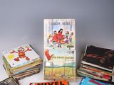 un grand nombre de livres posés sur une table