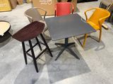 trois chaises et une table dans une pièce
