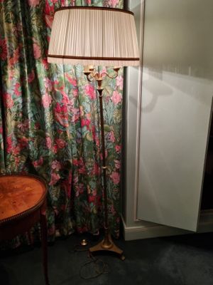 a lamp that is sitting on a table in a room