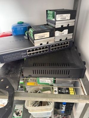 un rack sur lequel sont installés de nombreux appareils électroniques de différents types