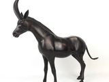 une statue noire représentant un cheval avec des cornes sur la tête