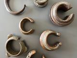 cinq types différents de boucles d'oreilles posées sur une table