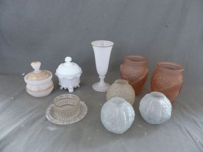 un grand nombre de vases posés sur une table