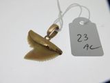 un collier orné d'une dent de requin et muni d'une étiquette de prix