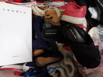 une pile de chaussures et un livre posés sur une table