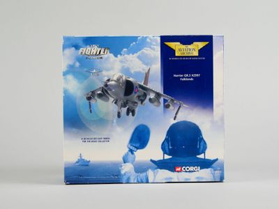 emballage d'une boîte sur laquelle figure l'image d'un avion de chasse volant dans le ciel