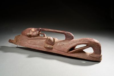 une image représentant une sculpture d'une personne sur un skateboard