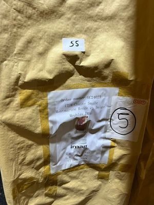 une chemise jaune avec une étiquette, posée sur une table