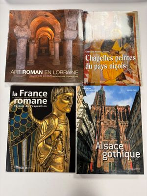 quatre livres posés sur une table, devant laquelle se trouve une statue en or