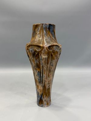 un vase posé sur une surface blanche